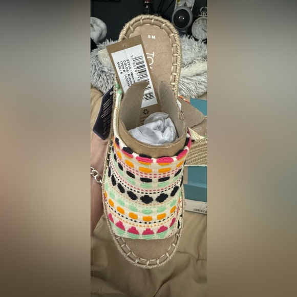 TOMS WOMENS WEDGE NWT SZ 6 MULTI COLOR. GORGEOUS - Picture 3 of 9